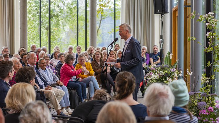 Administrerende direktør i Stiftelsen Lillehammer museum, Jostein Skurdal, under åpningen av den nye aulaen i publikumsbygget på Bjerkebæk i fjor vår. Foto: Audbjørn Rønning / Bjerkebæk