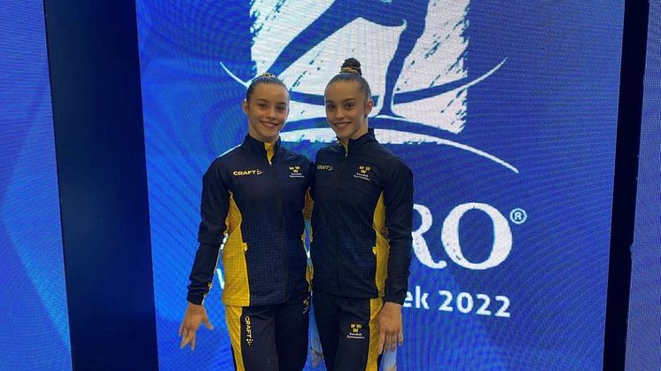 Nathalie Westlund och tvillingsyster Emelie Westlund under dagens tävlingar i Kroatien.
