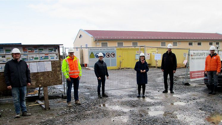 Bogens Bürgermeisterin Andrea Probst hat sich vor Ort einen Eindruck vom Baufortschritt des neuen Umspannwerks gemacht. Projektleiter Michael Bauer (l.) und Kommunalmanager Andre Zorger (3.v.l.) haben den 7,4-Millionen-Euro-Bau vorgestellt.