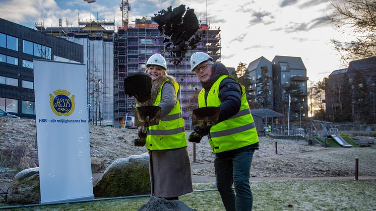 Petra Ahlström, affärschef NCC Building och Lars Göran Andersson, vd HSB Göteborg tar första spadtaget!  (Foto: Rickard Fränberg)