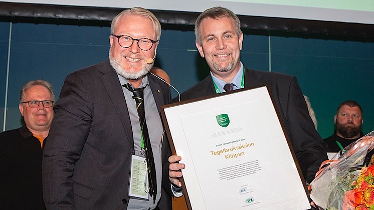 Tegelbruksskolan i Klippan blev 2019 utnämnd till Årets Transportskola. Biträdande rektor Johan Jönsson tar mot diplom från TYAs Lasse Holm. Foto: Evelina Carborn