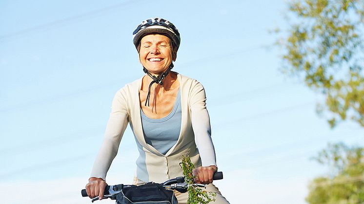 Glückliche Frau auf dem Fahrrad