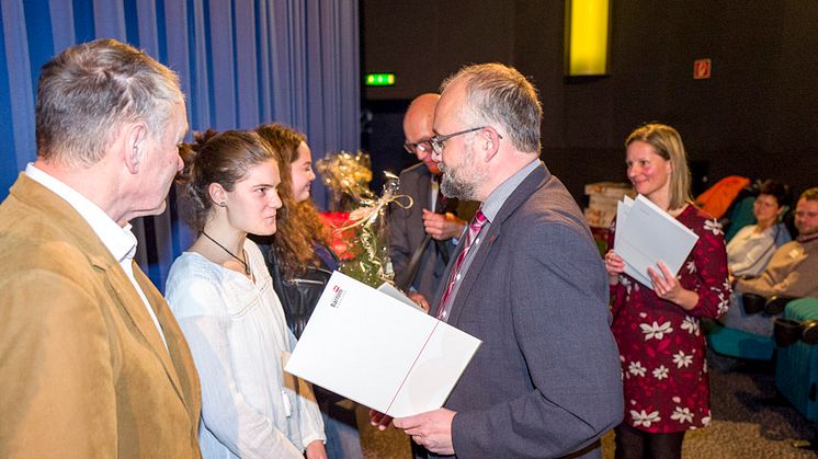 Landrat Daniel Kurth und der Vorsitzende des Barnimer Kreistages, Prof. Dr. Alfred Schultz, zeichneten die Stipendiaten aus. Foto: Torsten Stapel