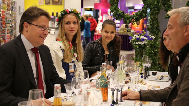 Arlanda bjuder resenärer på en snabbkurs i svensk midsommar
