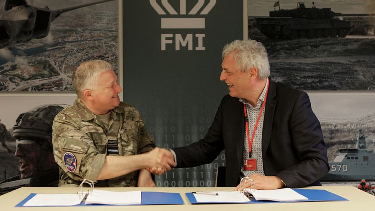 Lieutenant General Kim Jesper Jørgensen, Director of the Ministry of Defence's Materiel and Procurement Agency shakes hand with Systematic CEO Michael Holm.