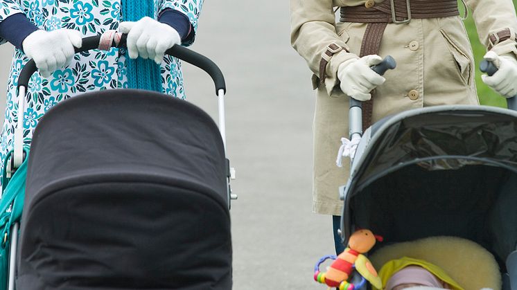 Studien visar att korta uppehåll från arbetsmarknaden inte nödvändigtvis hindrar möjligheten till framtida arbete. Föräldraledighet på deltid skulle kunna erbjuda nyanlända mammor möjligheter till integration. Foto: Craig/Mostphotos