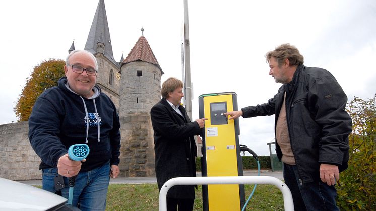 Freuen sich über die neuen Lademöglichkeiten am Heßdorfer Rathaus und in Hannberg (v. l.): der erste Kunde, ein Anwohner aus Großenseebach, sowie Bayernwerk-Kommunalbetreuer Ralf Schwarz und Heßdorfs Bürgermeister Horst Rehder.