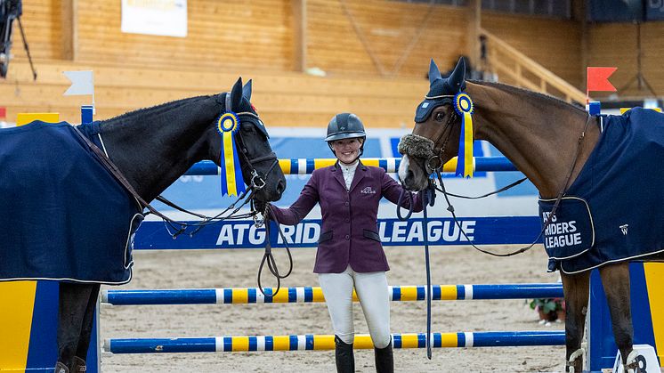 Segersuccé för Emma Emanuelsson i ATG Riders League tillsammans med Canbella Blue PS och Centicco Pearl. Foto Roland Thunholm.