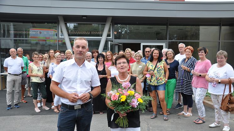 Ruhestand: 50 Jahre ist es her, dass Marion Wölfel ihr Berufsleben bei Hephata begann. Ende August ging sie in den Ruhestand. Dafür gab es Blumen von Geschäftsführer Alexander Stein – im Kreise vieler Wegbegleiter*innen.