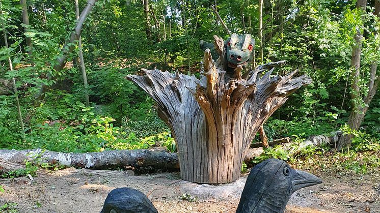 Konstnären Mikael Liljeqvist har skapat träskulpturer på temat nordisk mytologi i barnens paradis och äventyrsskog Jordbodalen