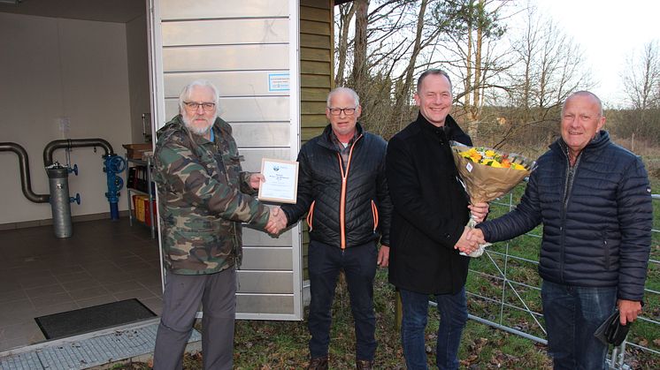 Rebild Vandværk modtager Rebild Natur- og Miljøpris 2019. Fra venstre: formand for Det Grønne Råd Andreas Bekker, formand for Rebild Vandværk Jens Henriksen, Teknik- og Miljøudvalgsformand Kim Edberg Andersen og kasserer i vandværket Hans Johansen.