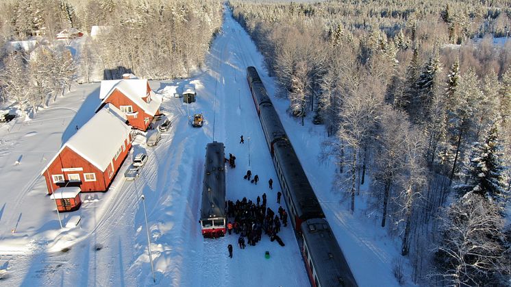 Allt fler söker idag klimatsmarta resealternativ, vilket gör Inlandsbanan till en viktig pulsåder och Röjan station är nu ett trafiknav för fjällresenärer till och från Vemdalen