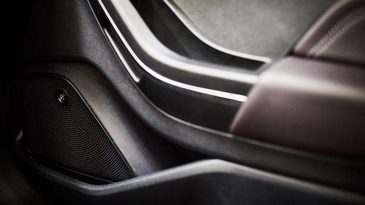 Zehn strategisch angeordnete Premium-Lautsprecher, darunter ein im Kofferraum integrierter Subwoofer