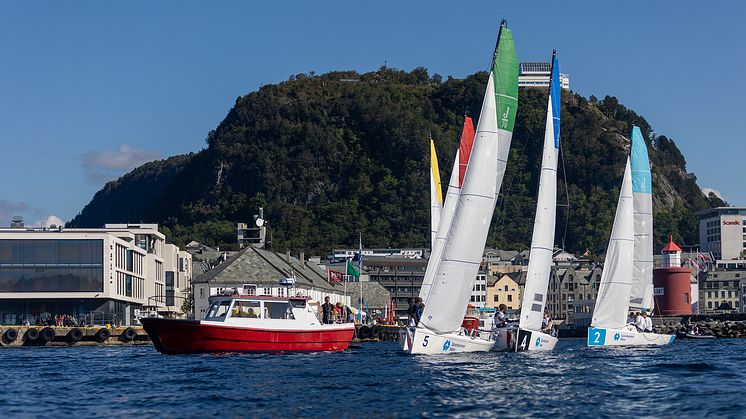 Seilsportsligaens sesongåpning skjer i havnebassenget rett utenfor Ålesund sentrum. FOTO: Henrik Eriksen