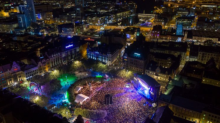 Housestjärnan Otto Knows avslutade Malmöfestivalen 2019 inför ett fullsatt Stortorget. Foto: Magnus Franzén/Highshot