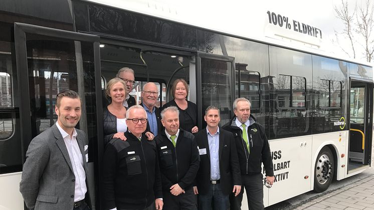 Norrtälje kommuns kommunalråd Ingrid Landin (MP), Olle Jansson (S), Anders Olander (C) och Ulrika Falk (S) bakom representanter för Nobina vid ett test av de planerade elbussarna.