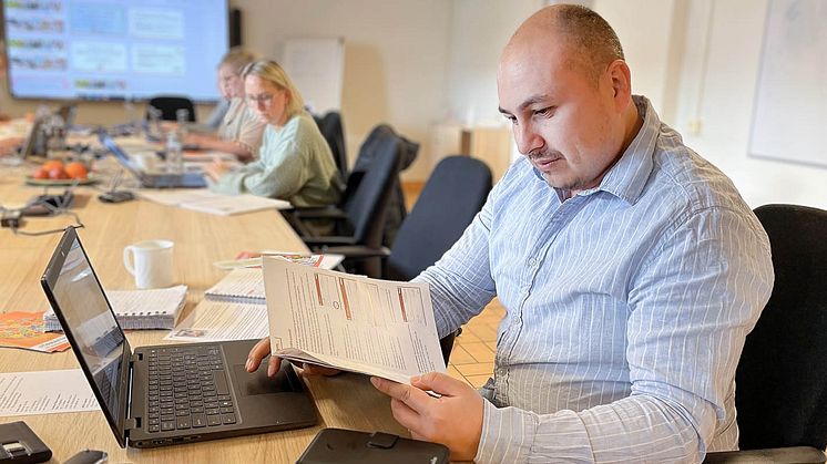 Mattias Lindvall, enhetschef för Solgårdens somatiska avdelning, är i färd med utbildningens avslutande praktiska moment.