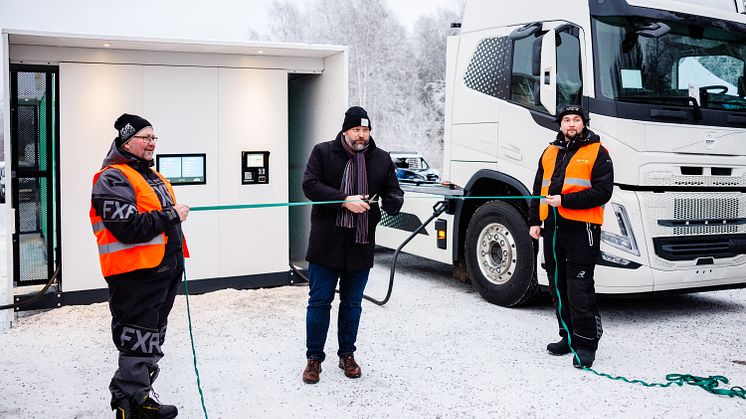 Patrik Lundström klipper bandet och inviger laddstationen. Foto: Mats Engfors (Fotographic) fria rättigheter att använda bilderna.