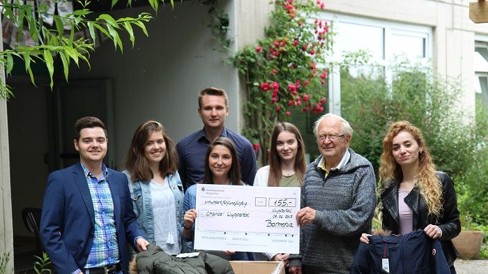 Das Barmenia-Sozialpartnerprojekt-Team (Stefano Fisconi, Elina Klayziewski, Jens, Biermann, Sherina Raucamp v.l.) überreicht die Kleider- und Geldspende an die Chance! Wuppertal.