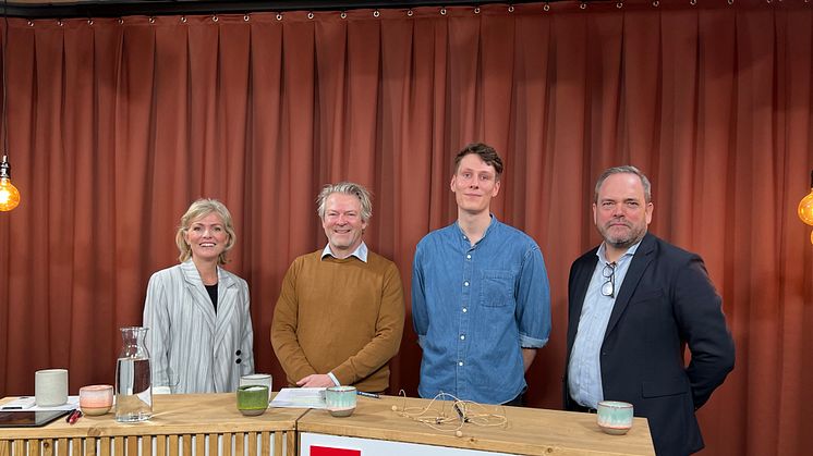 ROCKWOOLs webinar om de nye klimakrav i byggeriet satte fokus på en kollektiv bekymring om manglen på kvalificeret arbejdskraft. Fra venstre ses: moderator Lotte Thor, Poul-Erik Olsen, CG Jensen, Magnus Smith, SWECO og Christian Kofod, ROCKWOOL