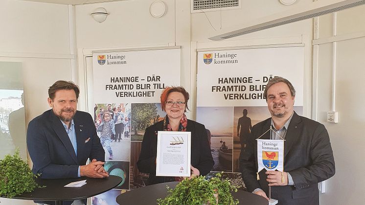 Här tar Haninge kommuns förtroendevalda mot priset Guldtriangeln. Foto: Nils Bergmark