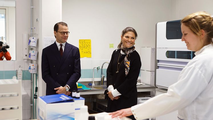 Prins Daniel och kronprinsessan Victoria under sitt besök på laboratoriemedicin, Falu lasarett.
