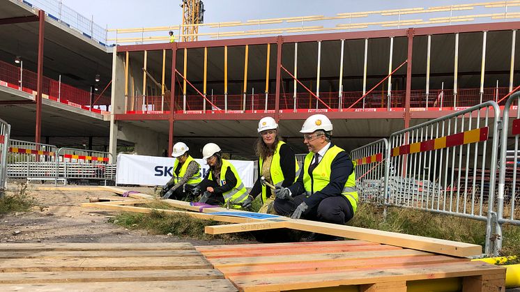 Eva Julin Dombrowe (L), Johanna Larsson (M), Monika Bubholz (MP) och Niklas Wikström (L) slog i varsin spik i takstolen innan den lyftes på plats på nya Fredricelund.