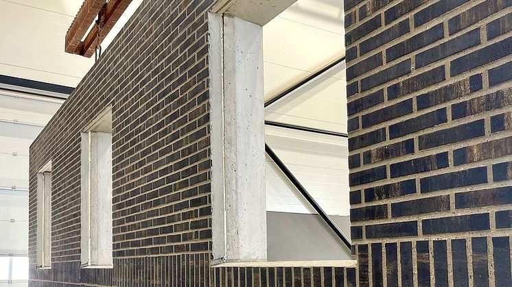 Fabriken i Sollebrunn tillverkar prefabricerade betongelement i form av bland annat stommar, bjälklag, väggar och balkonger.