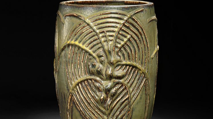 Axel Salto- Stor rund vase af stentøj modelleret med 'levende sten'. Dekoreret med Solfatara glasur. H. 40,5.