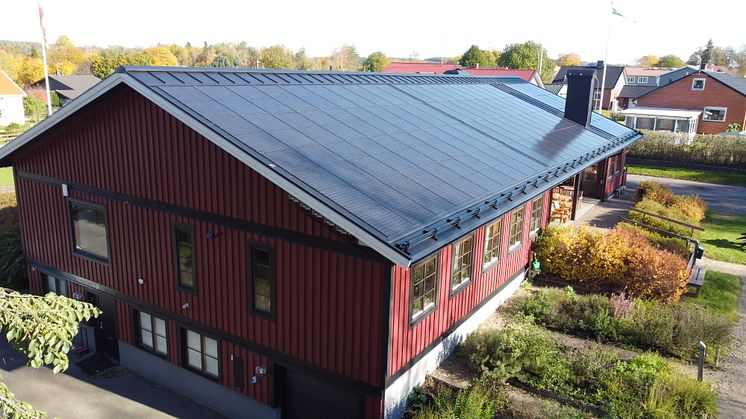 Hedareds församlingshem med solcellstaket Smart Solar Roof. Foto: Martin Bäringtoft