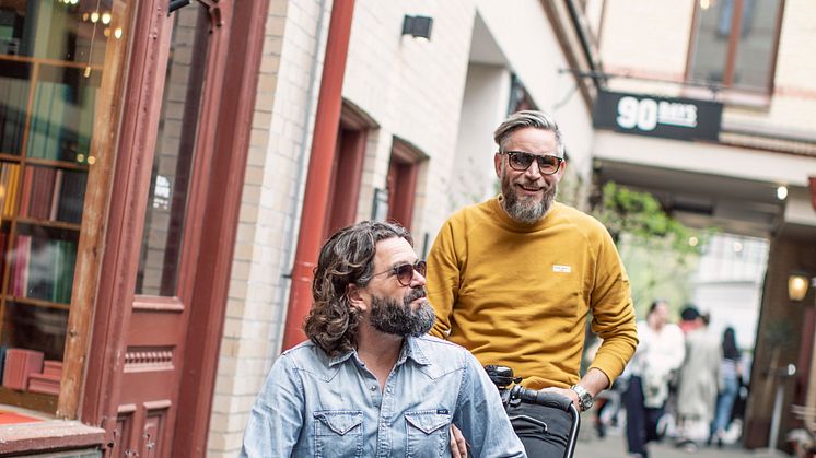 Kentuckysevens Jonas Löfvendahl och Magnus Säfström testar Victoriagårdens specialdesignade cykel som man kan tävla om under invigningsdagen den 11 maj.