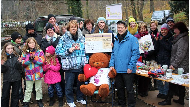 Gäste im Kinderhospiz: Michael Hirte spielt Mundharmonika und überreicht ein Adventsgeschenk