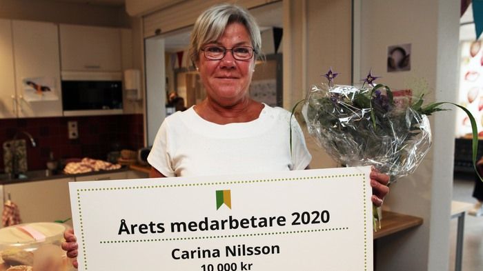 Carina Nilsson, Årets medarbetare 2020, har varje dag sedan 15 år tillbaka mött elever och personal genom att sprida värme och trygghet från Korsbackaskolans centrum – cafeterian.
