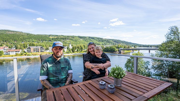 Tony og Lena Smith Høiby og sønnen Andor på 6 angrer ikke et sekund på valget om å flytte til Trysil. Foto: Jonas Sjögren/Destinasjon Trysil