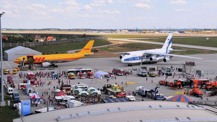 Flugzeug- und Technikschau auf dem Vorfeld Ost