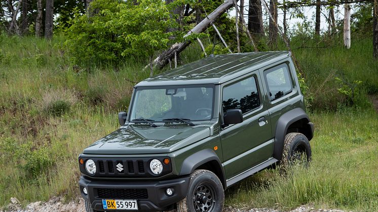 Jimny er et effektivt arbejdsredskab også til kørsel uden for almindelige veje.