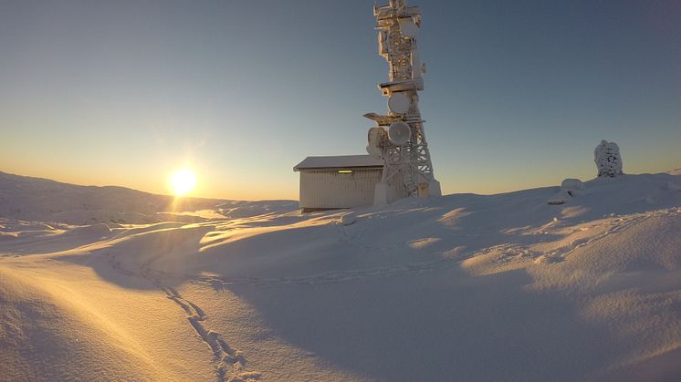 Mange av Telenors basestasjoner ligger utenfor allfarvei, og utsettes for vær og vind. Da må de bygges robuste. Foto: Amund Ringen Jøråsen.