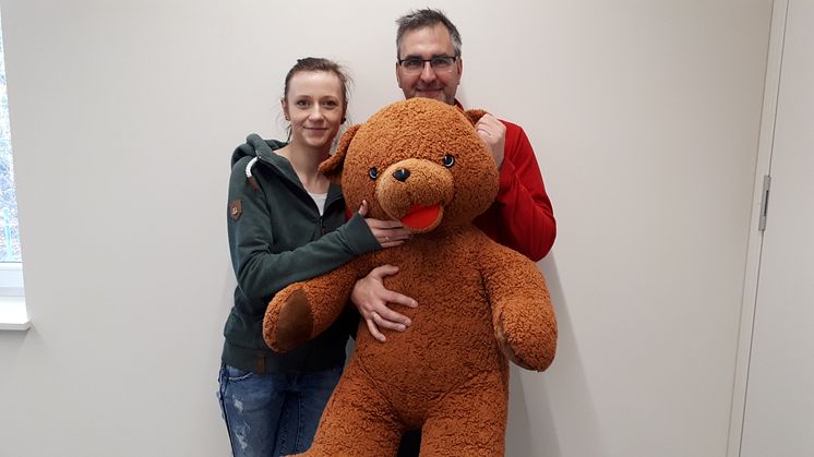 Susi und Steffen Preuß bei ihrem Besuch im Kinderhospiz Bärenherz - mit im Gepäck hatten sie ihre Spende in Höhe von 852 Euro