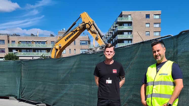 AVTALE: Anleggsleder i Veidekke, Roger Dalheim(t.v.) og storkundeselger Atle Bråthen i Ramirent på byggeplassen på Ensjø der OBOS-prosjektet Lumanders Hage skal reise seg de neste årene. Kontrakten mellom Ramirent og Veidekke har en varighet på nærme