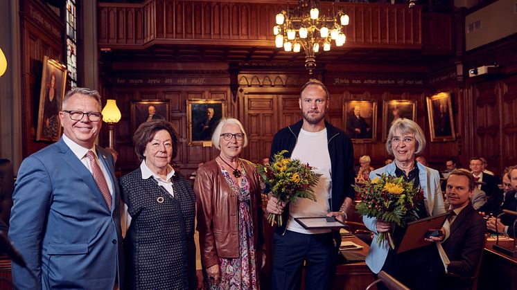 Kommunfullmäktiges presidium Mats Sander, Lena Bjerne och Inger Nilsson delar ut Helsingborgs stads hederstecken till fotbollsspelaren Andreas Granqvist och representant för operasångerskan Malin Byström. Foto: Anders Ebefeldt, studio-e.se