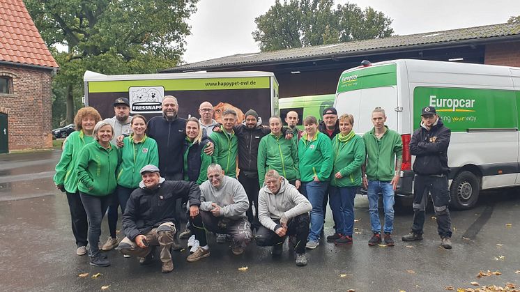 Fressnapf-Team und die Harten Hunde sind für den Lebenshof Tierisches Glück e.V. im Einsatz Foto: VOX/DOCMA TV/Christian Neumann