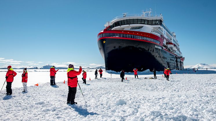 Guests during a landing in Antarctica with MS Roald Amundsen. Photo: Andrea Klaussner.