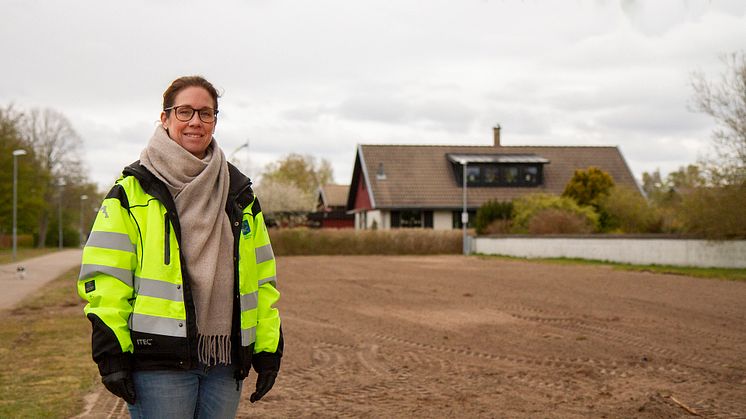 Parkingenjör Annica Jörgensen har utrett och planerat lämpliga försöksområden där ängar kan anläggas.