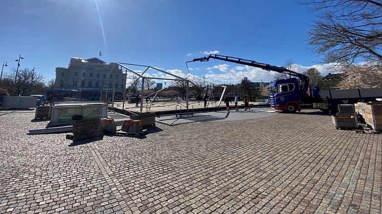 Igår morse började evenemangshallen mitt i Bältespännarparken byggas.