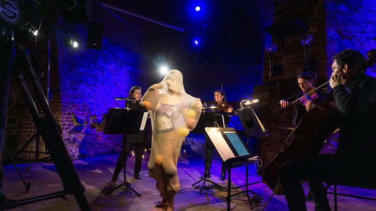 Künstlerin Clara Sjölin und Musiker des Gewandhausorchesters in der Moritzbastei Leipzig 