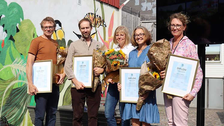 Bild på vinnarna i båda kategorierna. Från vänster Josef Winberg, Torkel Haraldsson (bostadshus). Britt-Marie Andersson, Vesna Berggren och Anna Welandson (stadsmiljö).