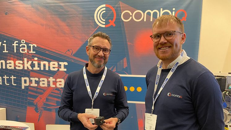 Kai Walkendorff and Joakim Nordén of CombiQ show the smart little sensor that sends data to the cloud-based service.