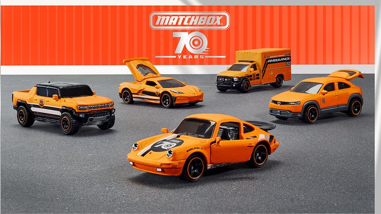 Die Jubiläumsreihe umfasst besondere 70-Jahre-Jubiläums-Die-Cast-Fahrzeuge in sieben verschiedenen Sortimenten der Matchbox-Linie, die das Platin-Jubiläum durch einzigartige Details würdigen.