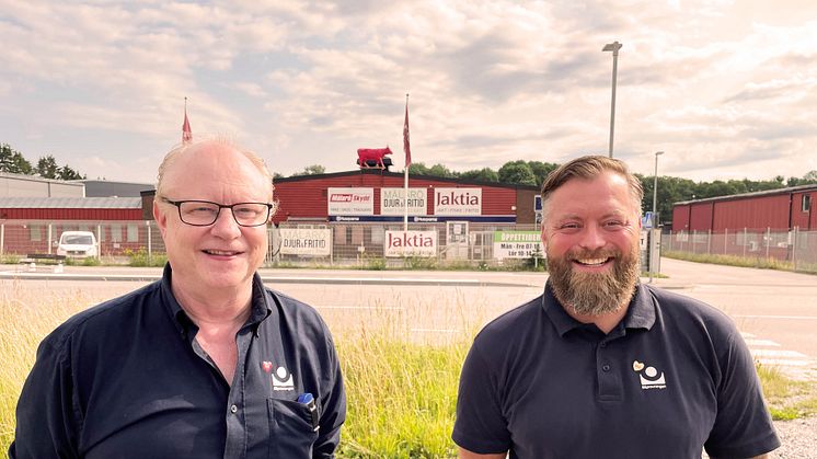 Stationschef Roger Svanborg och regionchef Fredrik Walther på plats vid Bilprovningens nyetablering på Ekerö