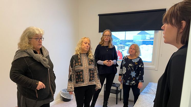 Åsa Wennerfors (L), Ann Lewerentz (M), Andrea Kronvall (SD) och Annika Olegård (KD) från socialnämnden får information om boendet av verksamhetschefen Sara Karlsson.